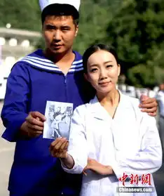 河南情侣挖掘机上秀胜利之吻纪念抗战胜利70周年