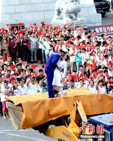 河南情侣着海军护士装重现胜利之吻