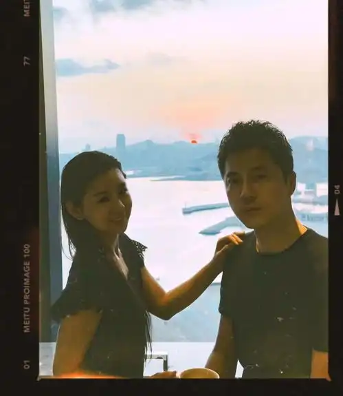 李小萌王雷夫妇回老家住酒店,夫妻俩坐浴缸里拍照片,王雷瘦了