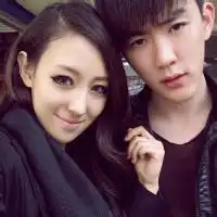 谁能帮我ps把后面2张图的头像ps带前面那2张那的p到男的那女的p到女的那一起p
