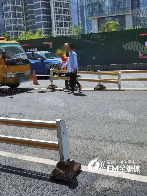 突发福州一公交撞护栏,车头像被戳了一个洞