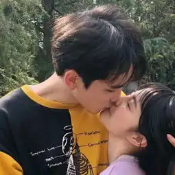 情侣头像一人一半接吻思