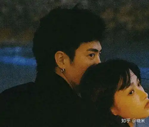 男生压女生污图情侣头像