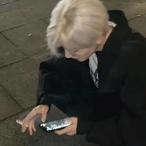 男生头像他是顶天立地的英雄更是我怀里的小男孩