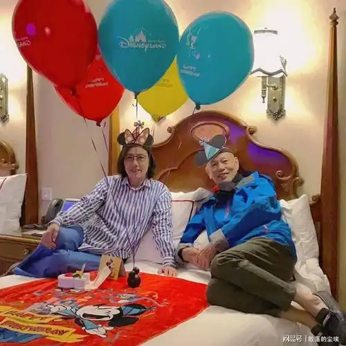 罗家英为74岁妻子庆生,二人穿情侣装,恍若热恋中小情侣
