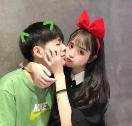 情侣头像一人一半接吻qq
