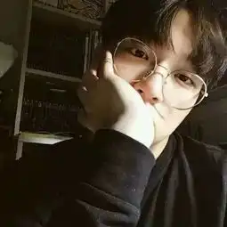 捂着男生脸的情侣头像眼