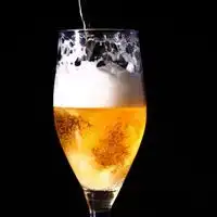 酒杯装满酒的微信头像