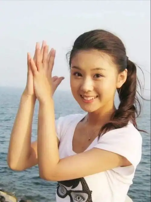 王雷夫妇玩冲浪,李小萌穿2800连体泳衣身材吸睛,二人对视超幸福