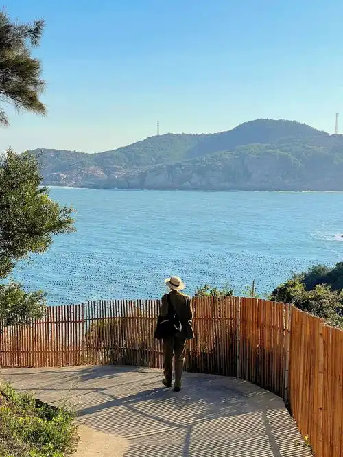 撞脸世界热门海湾的冷门渔村童话般蓝到惊人的玻璃海,还有价格低到离谱的海鲜,趁不火快去