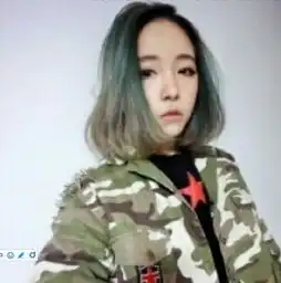 绿色穿军装梨花烫的非主流女孩叫什么名字