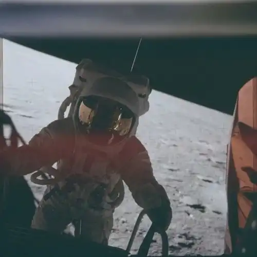 宇航员头像想要趴在摆满星星和小熊的绵软云朵上打个盹