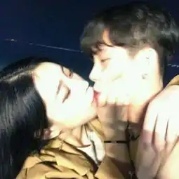 捂着男生脸的情侣头像演