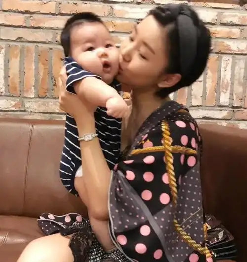 李小萌王雷堪称娱乐圈的真爱代表,一张张图片记录着俩人的幸福