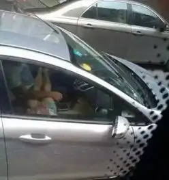男生头像靠车窗坐着的