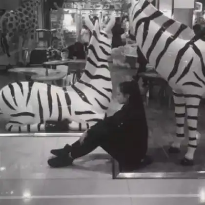 qq情侣头像两张分开男生