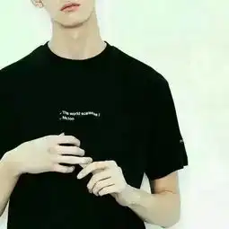 男生背景是白色穿黑色t恤女生背景是白色穿黑色t恤的单人情侣头像