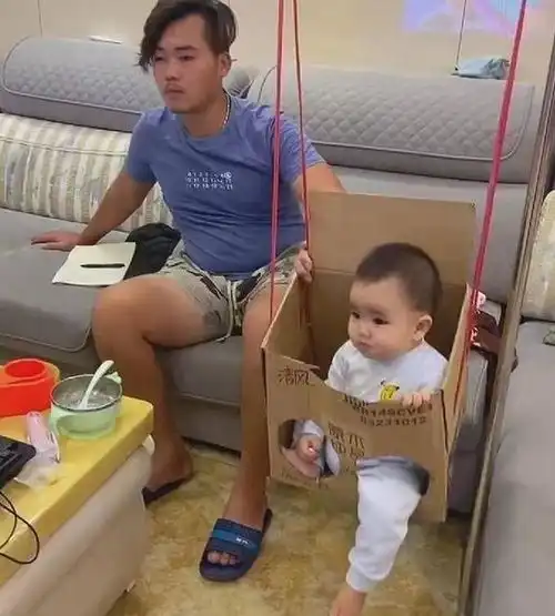 不靠谱宝爸为轻松带娃,给儿子制作简易秋千,一个敢做一个敢坐