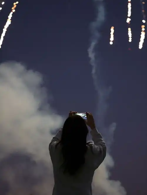 组图虞书欣出道六周年背影大片暗夜绚烂烟花氛围感十足