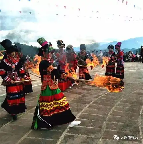雨中激情剑川老君山脚下有个世外桃源,他们这样庆祝东方情人节