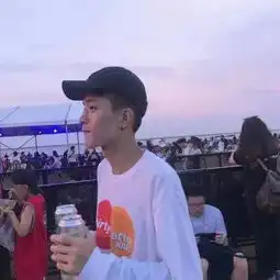 请问谁有这个情侣头像的另一张