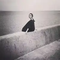 喝醉的人笑着举起酒杯可眼里全是qq女生头像我要个性网