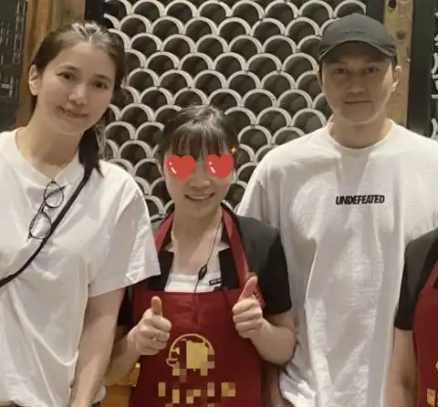 张智霖夫妇穿着简约吃火锅袁咏仪一脸亲和状态极佳