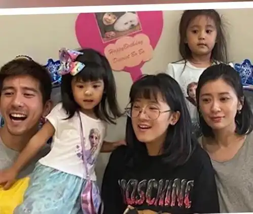 修杰楷一人带三女儿外出,咘咘波妞活泼好动,梧桐妹文静内向