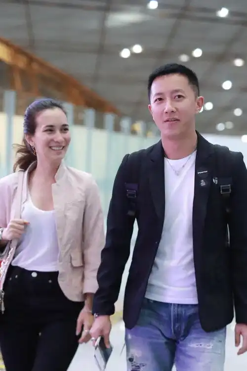 韩庚卢靖姗带女儿度假,韩庚照顾女儿细心周到,一家三口温馨幸福