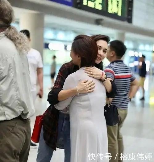 卢靖姗牵手准婆婆,韩庚和岳父推行李,岳父的发型很时尚