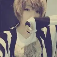 捂着男生脸的情侣头像男