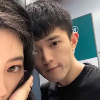 qq情侣头像两张分开苦练