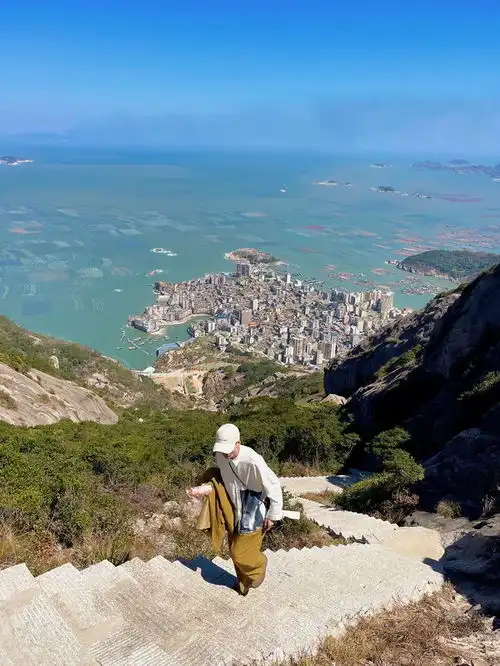 撞脸世界热门海湾的冷门渔村童话般蓝到惊人的玻璃海,还有价格低到离谱的海鲜,趁不火快去