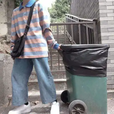情侣头像一人一半接吻男