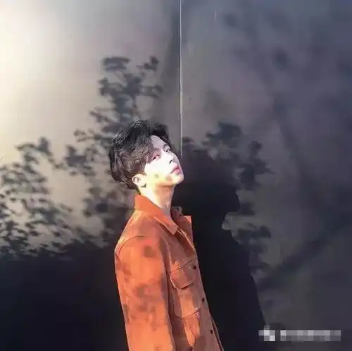 男生这样拍照,看起来斯文又帅气