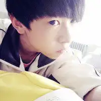 帅哥独自摆pose头像