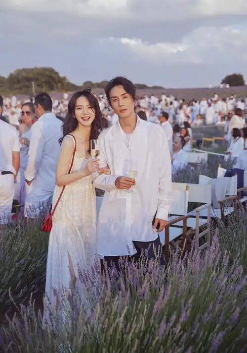 卸妆后素颜被吐槽颜值大降,戚薇翻白眼差别不大你化妆干嘛