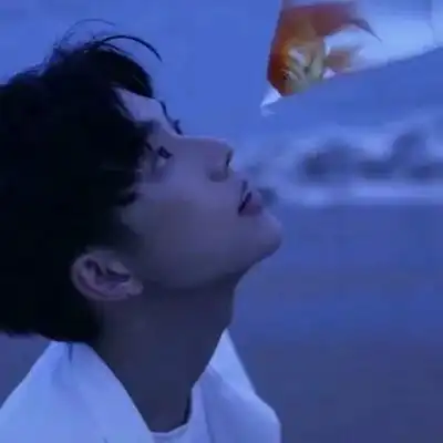 捂着男生脸的情侣头像吻