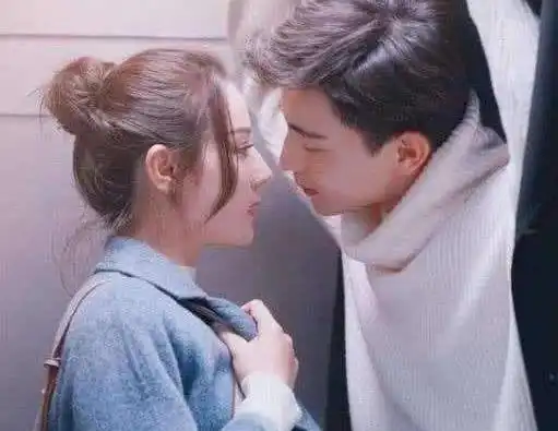 杨紫当年向他3次表白,迪丽热巴暗恋他3年,他究竟有多大的魅力