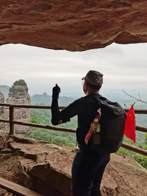 没有照片放了,放楼主照片和丹霞地貌图片,水平有限见谅