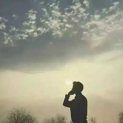 头像人生大概就是不能回头,硬着头皮假装乐观向前走