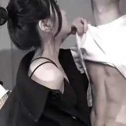 中考结束,早恋小情侣忍不住干的3件事,第3件太肉麻