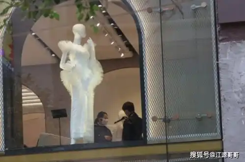 凭tvb剧走红的汤怡挺孕肚和男友去试婚纱两人牵手穿情侣装现身