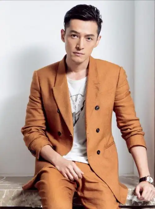胡歌才是真男神丝绒西装儒雅帅气,一点没有中年大叔的油腻感