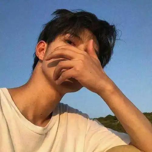 男人仰头吐烟头像