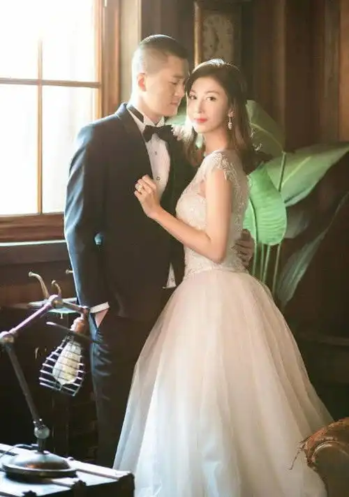 回家的诱惑艾莉情人节官宣结婚,身穿婚纱气质更胜小仙女
