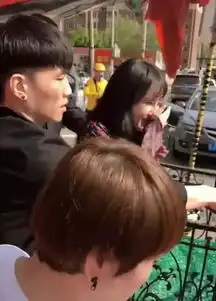网友偶遇赵本山女儿球球,打扮知性淑女,被陌生男表白后害羞捂脸