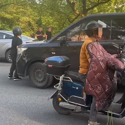 浙江一男子变心不想回家,妻子拦在他的车前面,女儿还在车上坐着