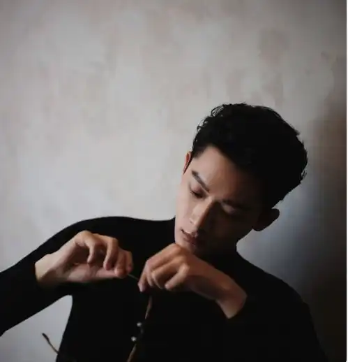 张晚意黑色西装搭配眼镜,气质爆表,真是太帅了