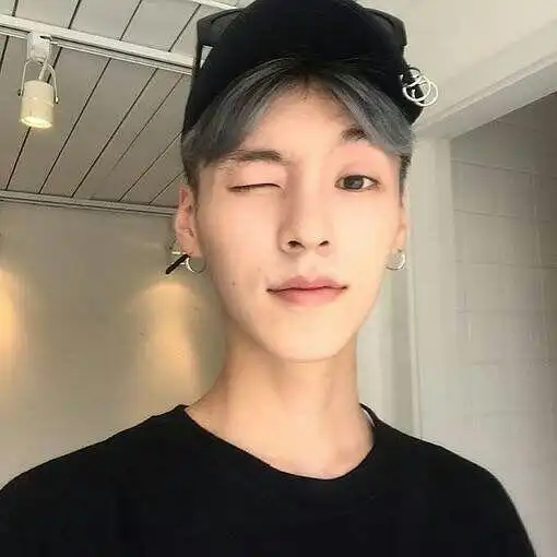 这个穿蓝色衣服的男生大概是韩国的,是ins上面的,谁知道他名字长的我觉得像李东旭有一点点